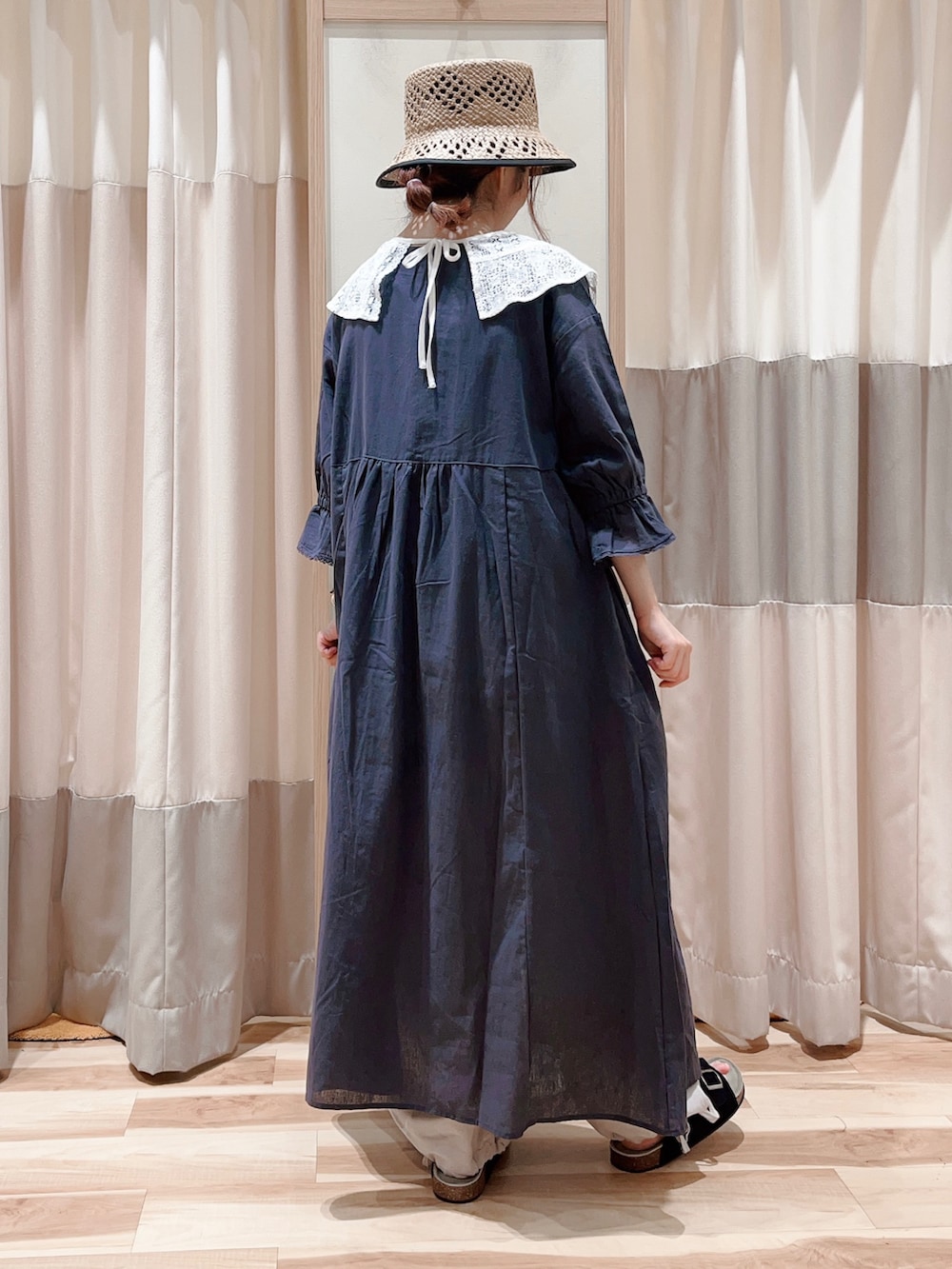 グレー系のワンピース、ホワイト系のシャツ/ブラウス、ベージュ系のその他パンツを着用したレディースの夏コーディネートの2枚目の写真