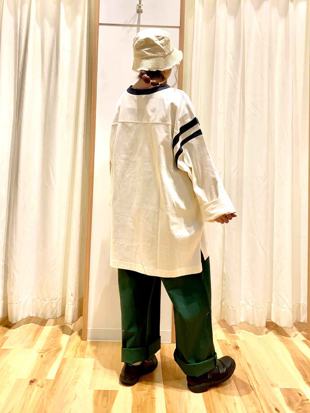 ホワイト系のTシャツ/カットソー、グリーン系のその他パンツ、ブラック系のその他シューズを着用したレディースの春コーディネートの2枚目の写真