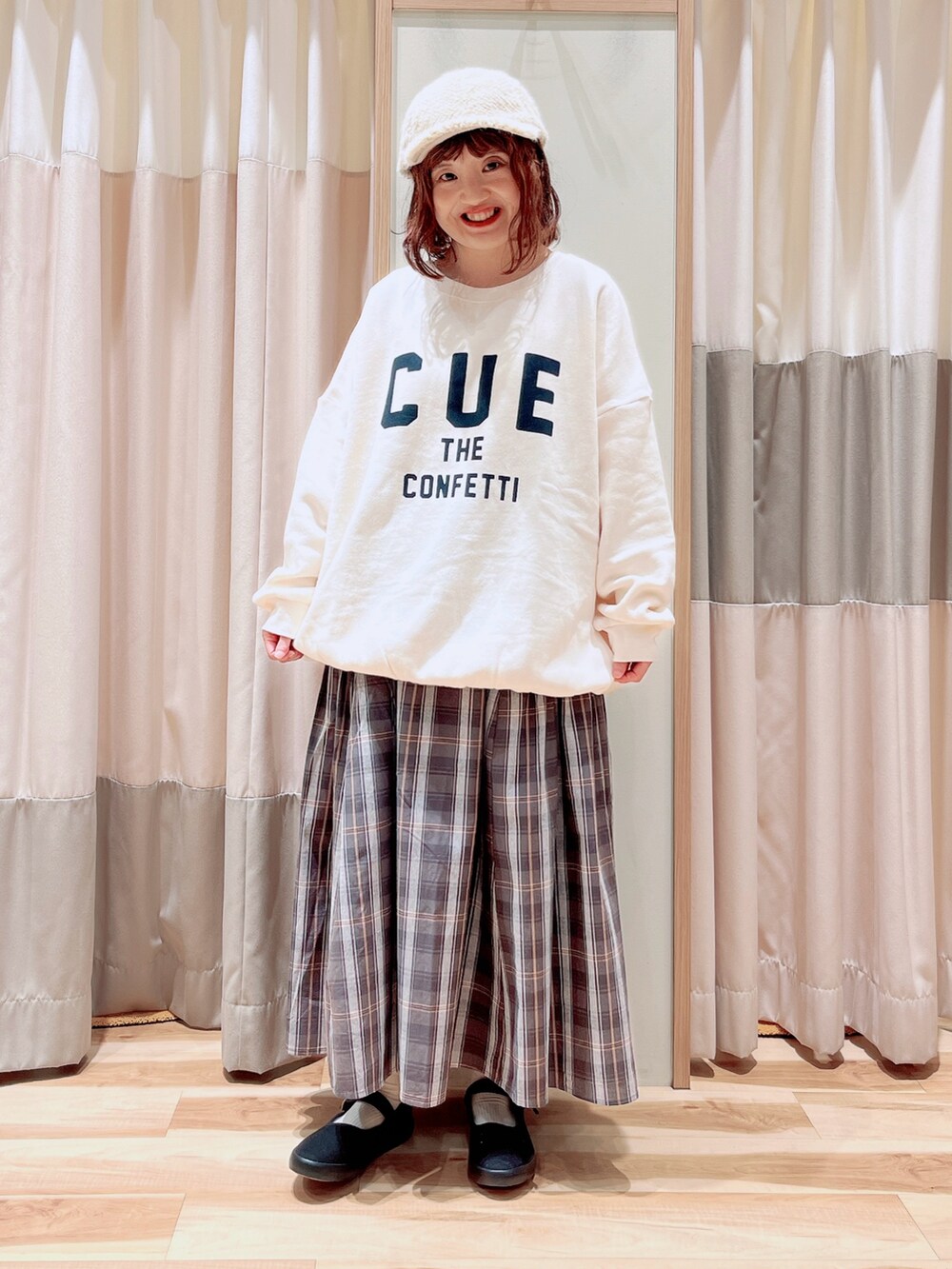 ホワイト系のTシャツ/カットソー、グリーン系のベスト、グレー系のスカートを着用したレディースの秋コーディネートの3枚目の写真