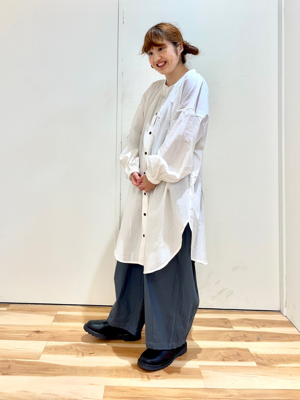 ホワイト系のシャツ/ブラウス、ブルー系のその他パンツ、グリーン系のハンドバッグを着用したレディースの秋コーディネートの3枚目の写真