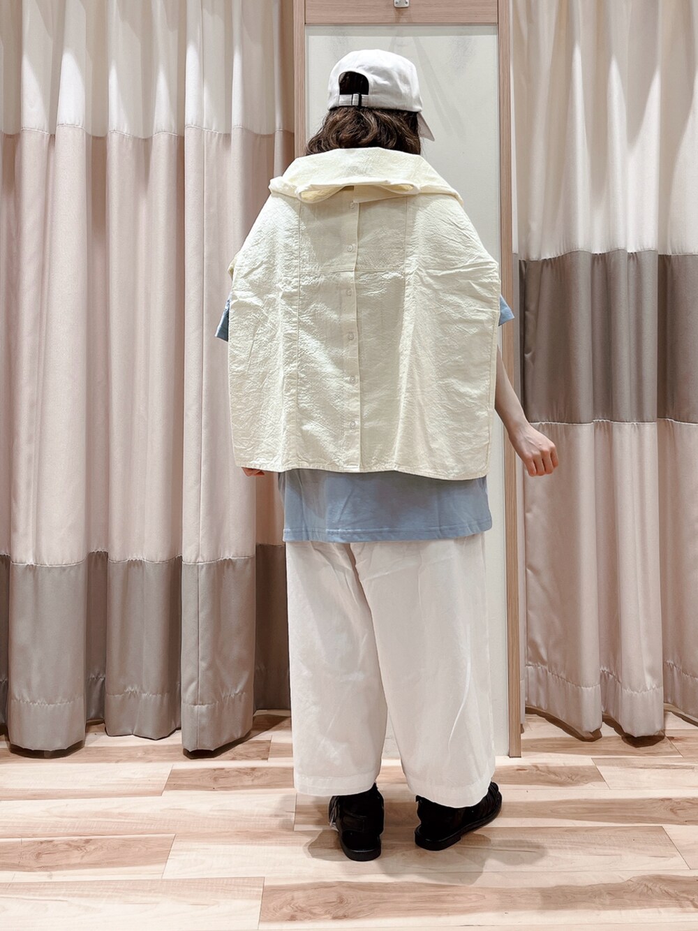 ブルー系のTシャツ/カットソー、イエロー系のシャツ/ブラウス、ホワイト系のその他パンツを着用したレディースの春コーディネートの2枚目の写真