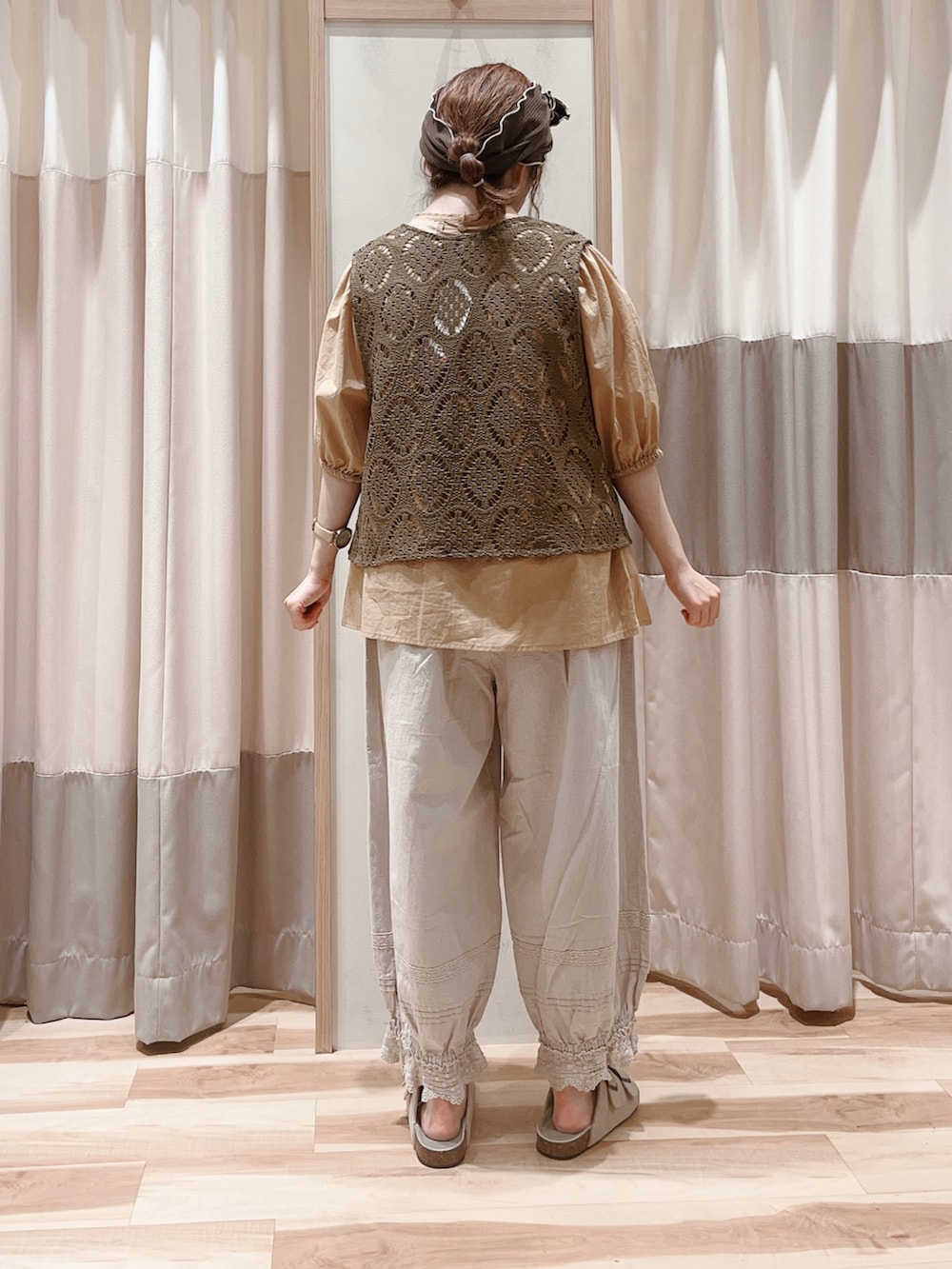 オレンジ系のシャツ/ブラウス、グリーン系のベスト、ベージュ系のその他パンツを着用したレディースの夏コーディネートの2枚目の写真