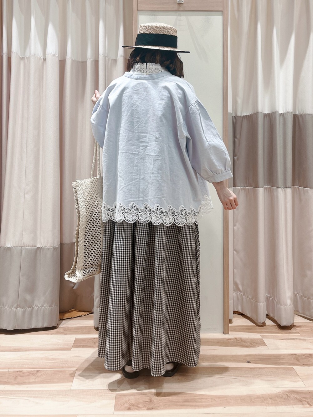 ホワイト系のTシャツ/カットソー、グレー系のワンピース、ブルー系のシャツ/ブラウスを着用したレディースの夏コーディネートの2枚目の写真