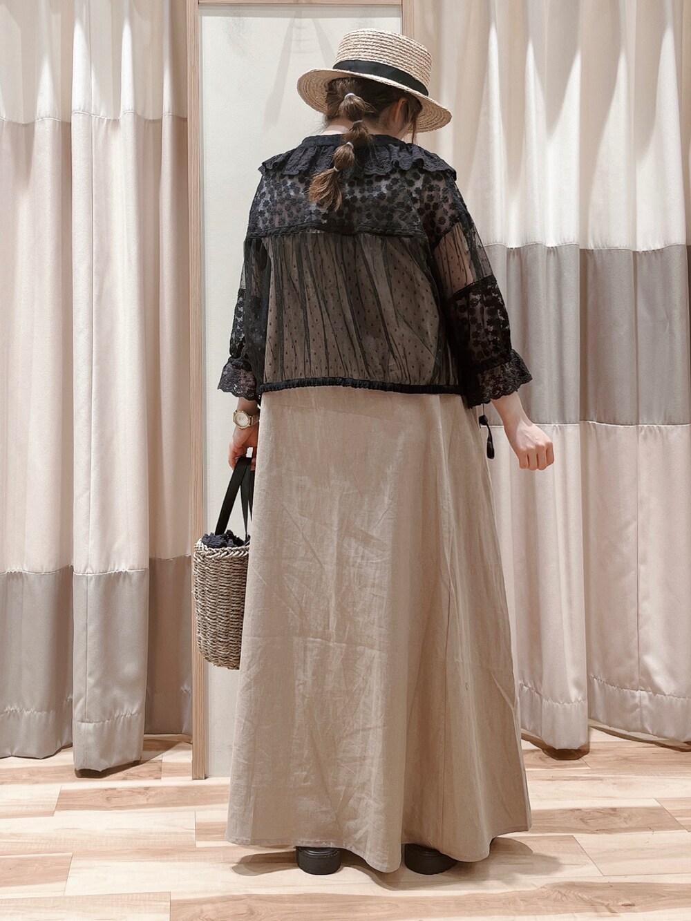 ベージュ系のワンピース、ブラック系のシャツ/ブラウス、ホワイト系のタンクトップを着用したレディースの春コーディネートの2枚目の写真