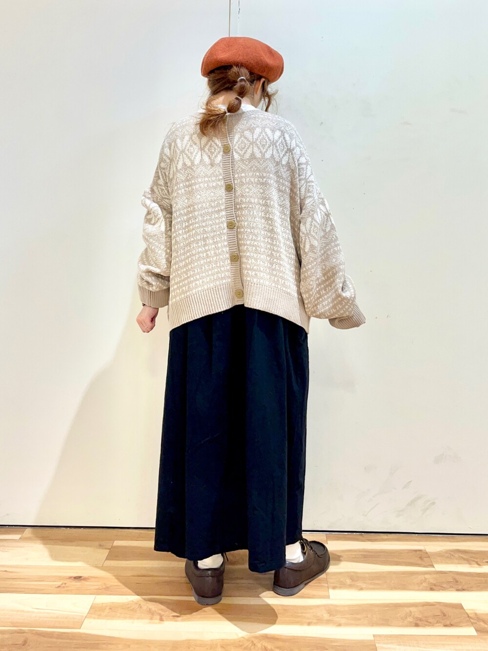 ベージュ系のカーディガン/ボレロ、ブラック系のワンピース、ブラウン系のその他シューズを着用したレディースの秋コーディネートの2枚目の写真