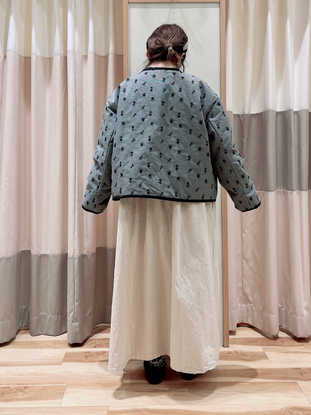 ブラック系のノーカラージャケット、ベージュ系のシャツ/ブラウス、ホワイト系のワンピースを着用したレディースの冬コーディネートの2枚目の写真