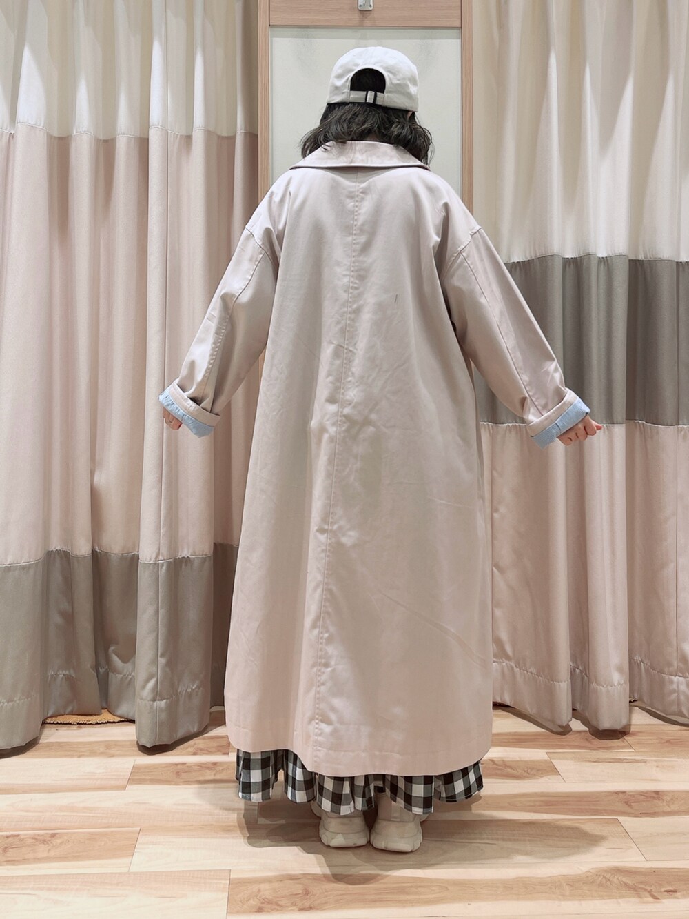 ピンク系のその他アウター、グレー系のTシャツ/カットソー、ブラック系のスカートを着用したレディースの春コーディネートの2枚目の写真