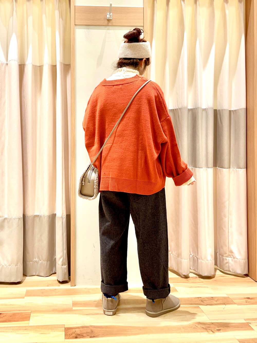 レッド系のカーディガン/ボレロ、ホワイト系のシャツ/ブラウス、グレー系のその他パンツを着用したレディースの冬コーディネートの2枚目の写真