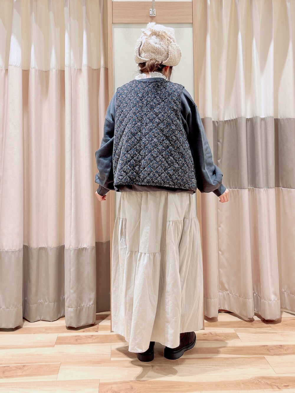 ブラック系のベスト、グレー系のTシャツ/カットソー、ホワイト系のTシャツ/カットソーを着用したレディースの冬コーディネートの2枚目の写真