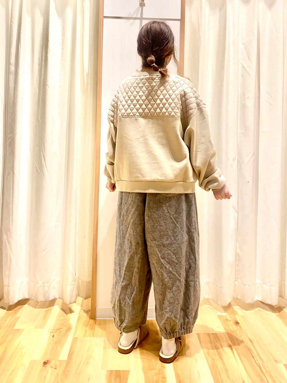 ベージュ系のスウェット、ベージュ系のその他アウター、グレー系のその他パンツを着用したレディースの冬コーディネートの4枚目の写真