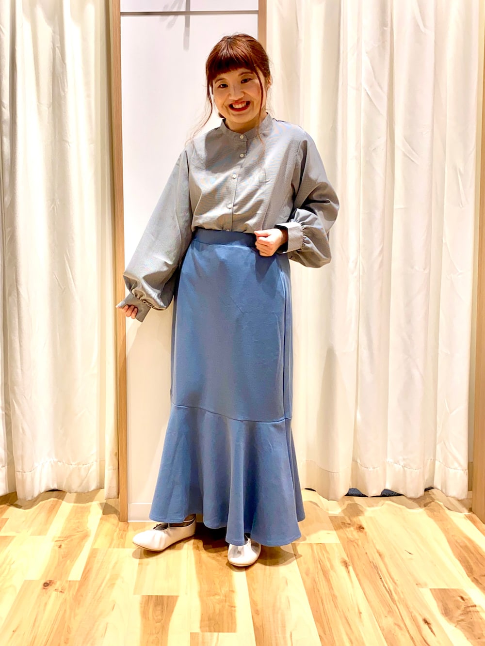 ブラック系のシャツ/ブラウス、ブルー系のスカート、ホワイト系のショルダーバッグを着用したレディースの春コーディネートの3枚目の写真