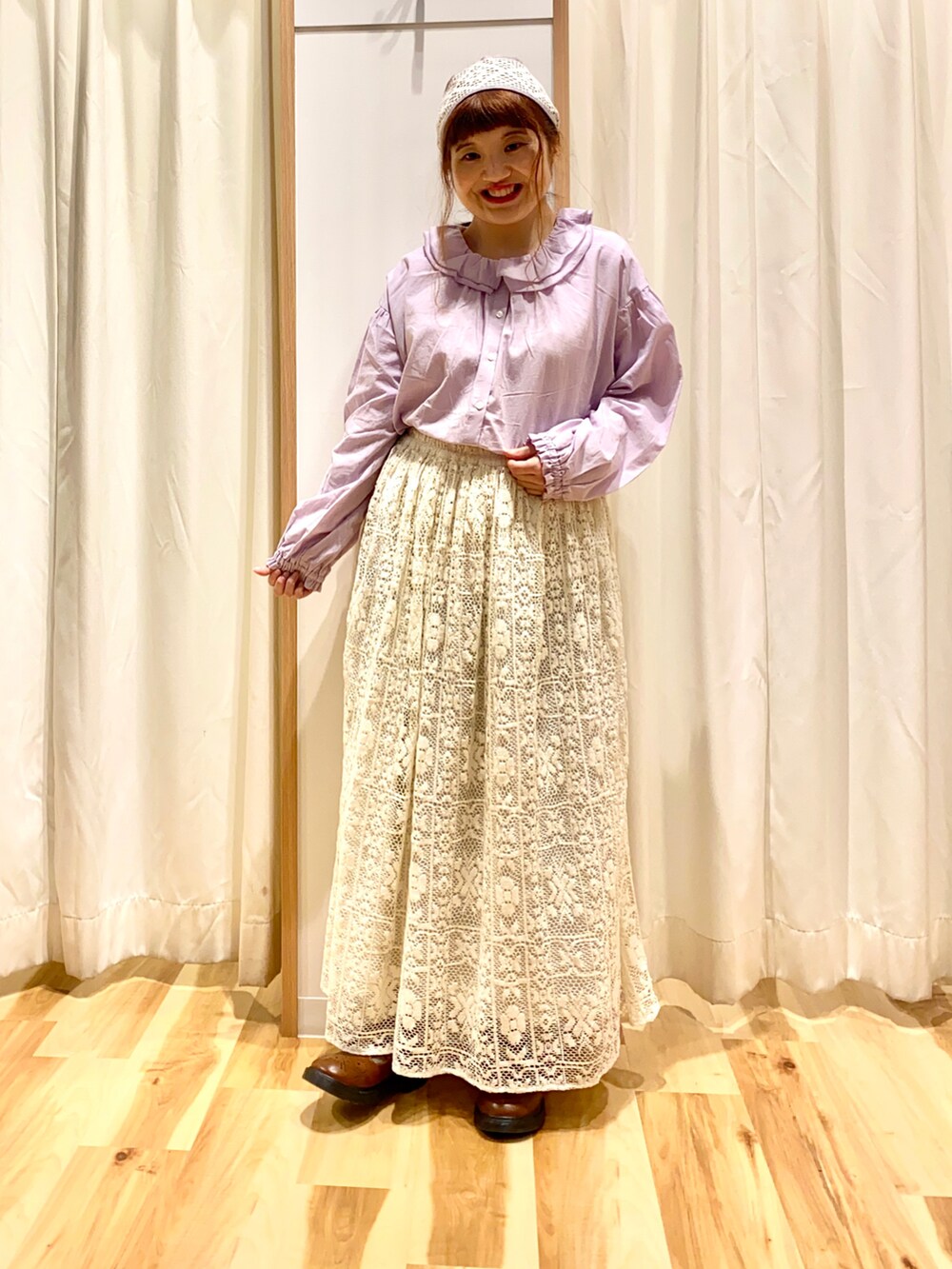 ホワイト系のノーカラージャケット、パープル系のシャツ/ブラウス、ホワイト系のスカートを着用したレディースの春コーディネートの3枚目の写真