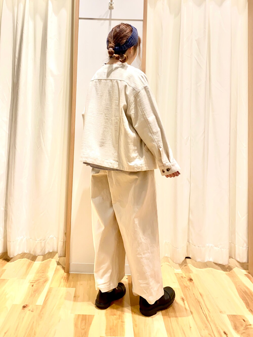 ブルー系のシャツ/ブラウス、ホワイト系のミリタリージャケット、ホワイト系のその他パンツを着用したレディースの春コーディネートの2枚目の写真