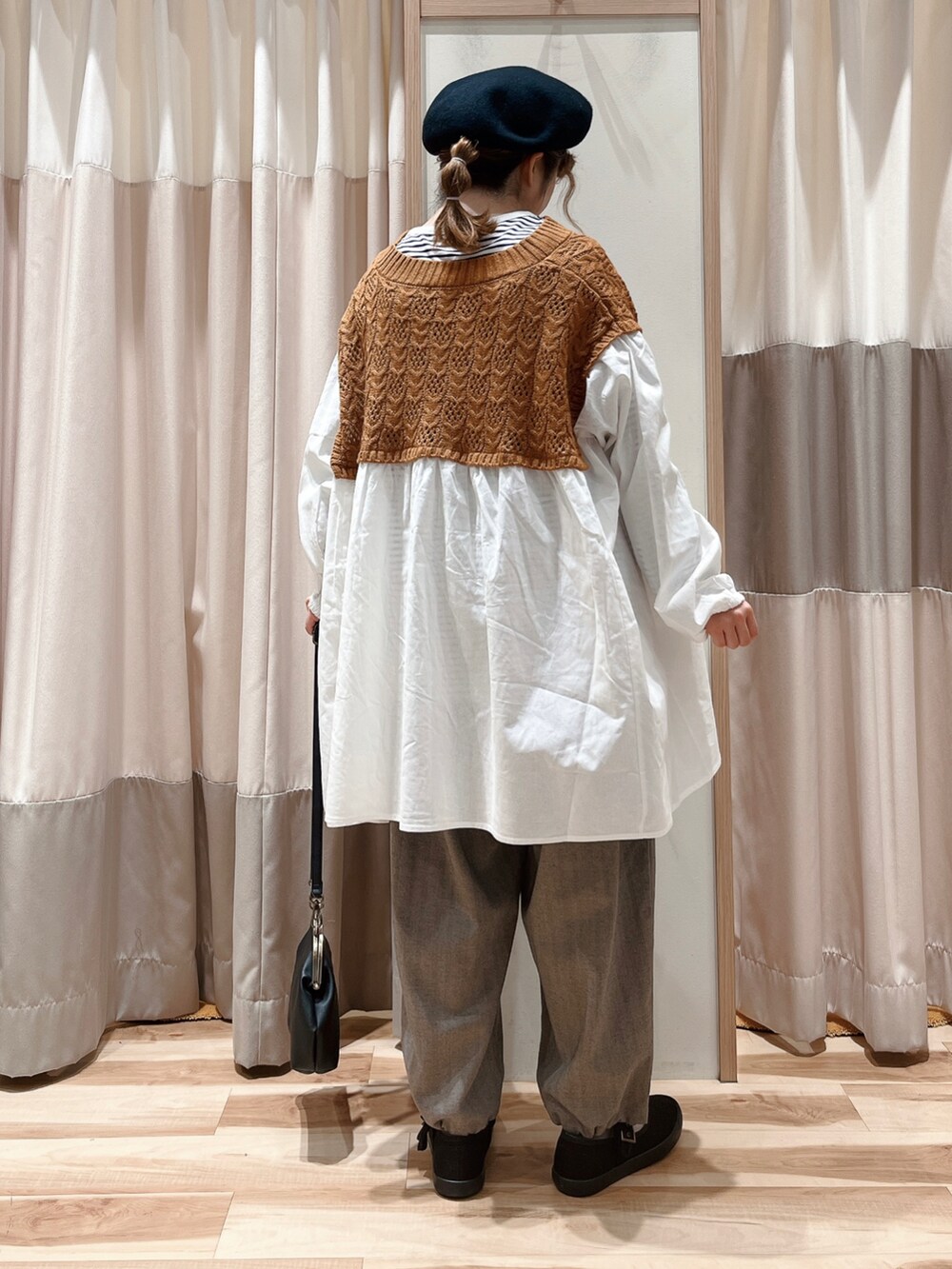 ブルー系のTシャツ/カットソー、オレンジ系のチュニック、グレー系のその他パンツを着用したレディースの秋コーディネートの2枚目の写真