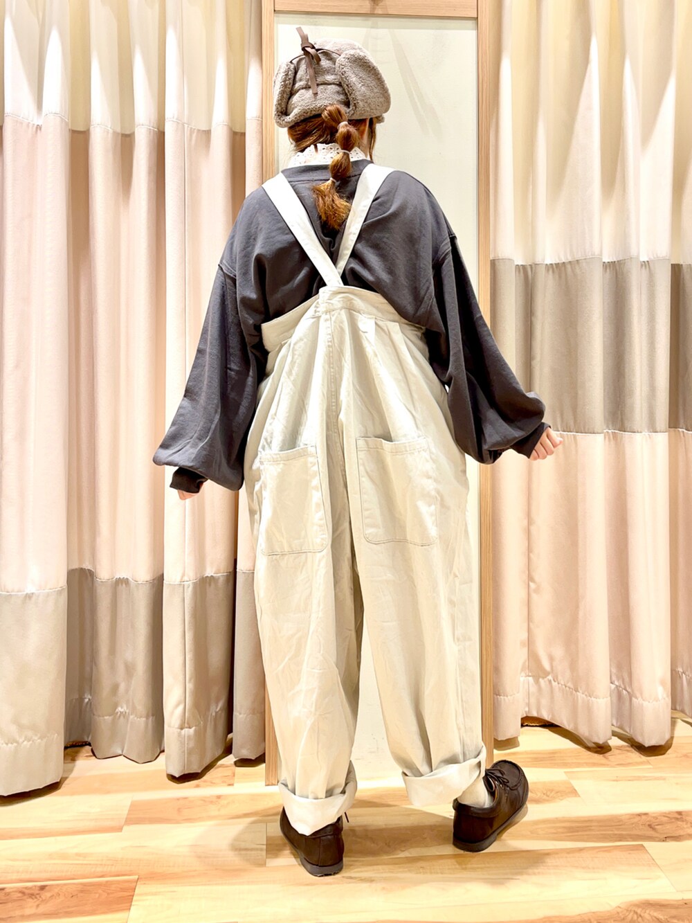 グレー系のTシャツ/カットソー、ホワイト系のTシャツ/カットソー、ベージュ系のサロペット/オーバーオールを着用したレディースの秋コーディネートの2枚目の写真