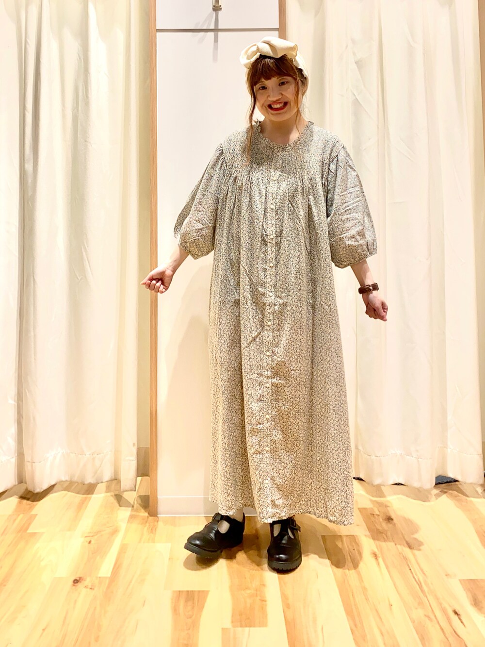 グリーン系のカーディガン/ボレロ、グリーン系のワンピース、ブラック系のドレスシューズを着用したレディースの春コーディネートの3枚目の写真