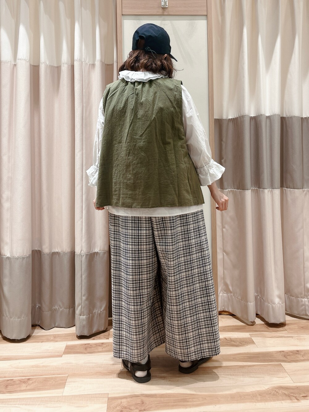 グリーン系のベスト、ホワイト系のシャツ/ブラウス、ブルー系のその他パンツを着用したレディースの夏コーディネートの2枚目の写真