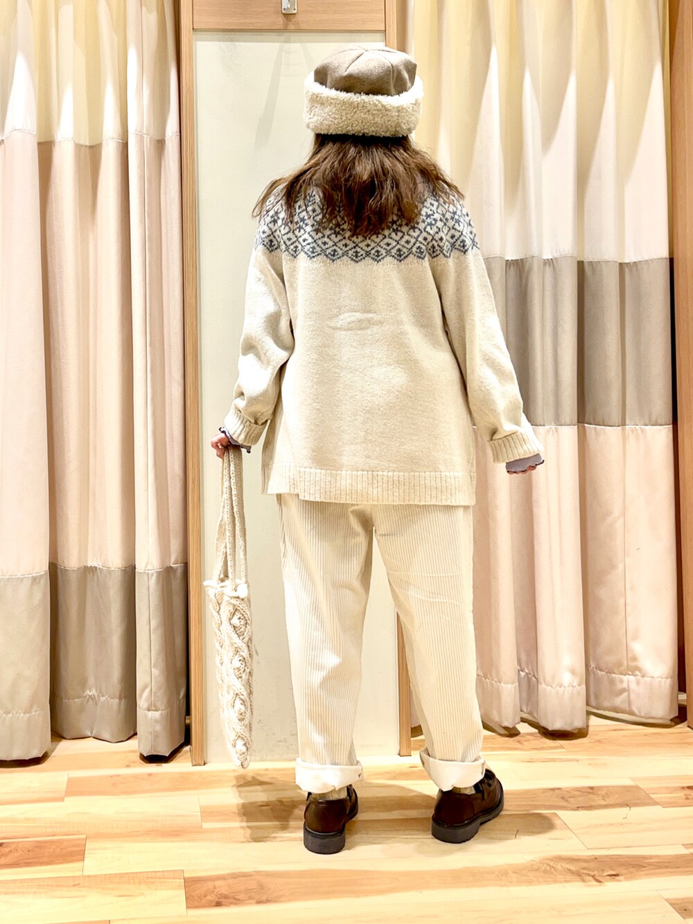 ホワイト系のカーディガン/ボレロ、パープル系のTシャツ/カットソー、ホワイト系のその他パンツを着用したレディースの冬コーディネートの2枚目の写真