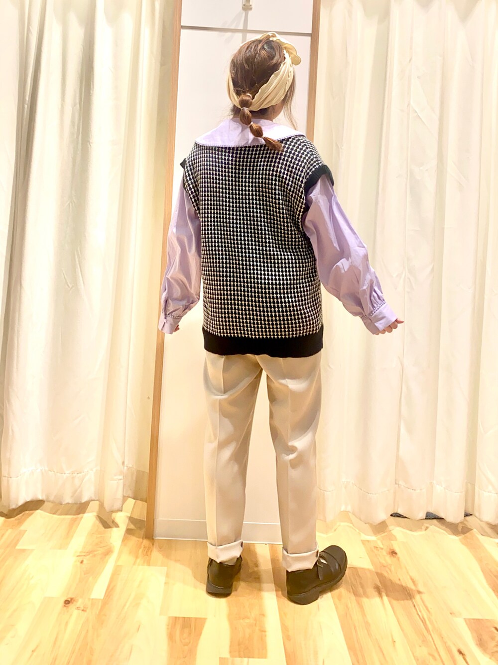 ブラック系のベスト、パープル系のシャツ/ブラウス、グレー系のその他パンツを着用したレディースの春コーディネートの2枚目の写真