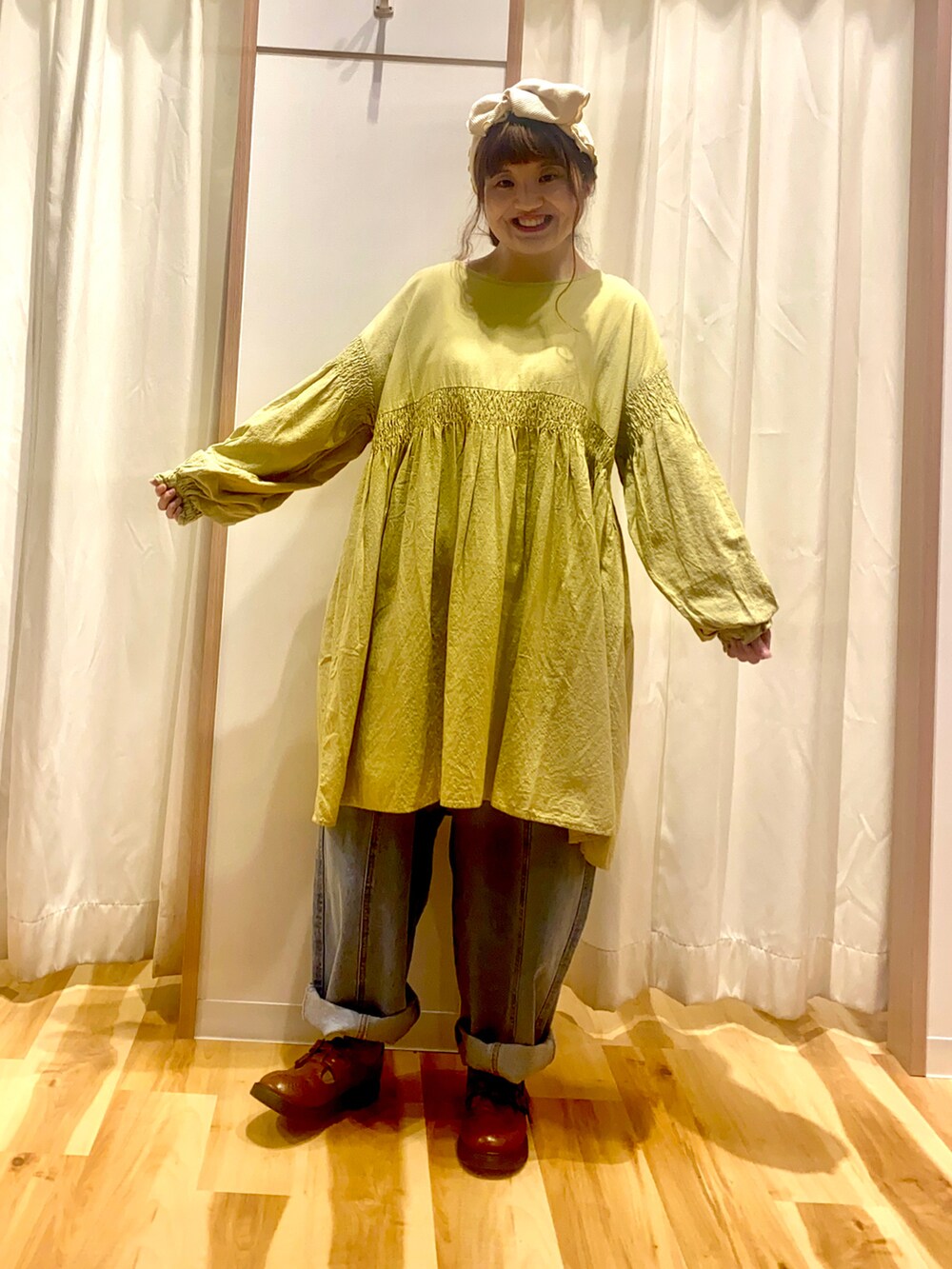 ホワイト系のブルゾン、イエロー系のシャツ/ブラウス、ブルー系のデニムパンツを着用したレディースの春コーディネートの3枚目の写真