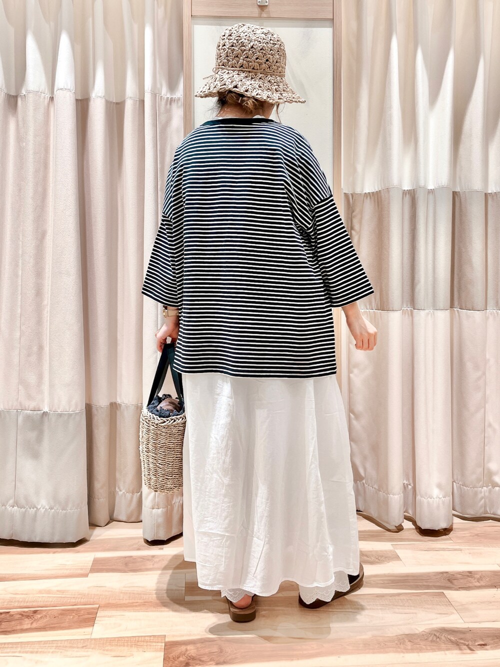 グレー系のTシャツ/カットソー、ホワイト系のワンピース、ホワイト系のその他パンツを着用したレディースの夏コーディネートの2枚目の写真