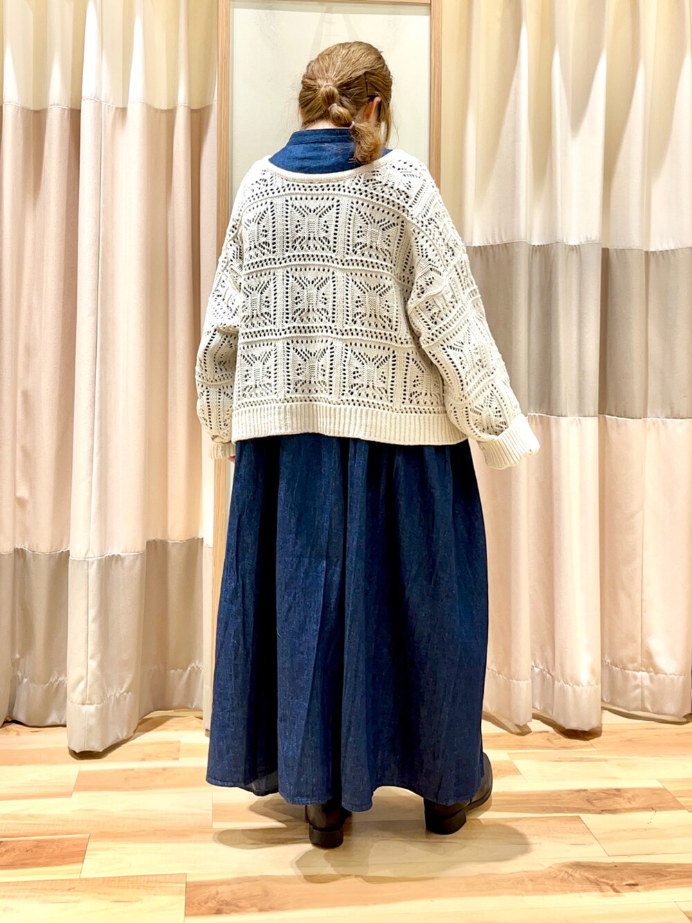 ホワイト系のニット/セーター、ブルー系のワンピース、ブラック系のシューズを着用したレディースの冬コーディネートの2枚目の写真