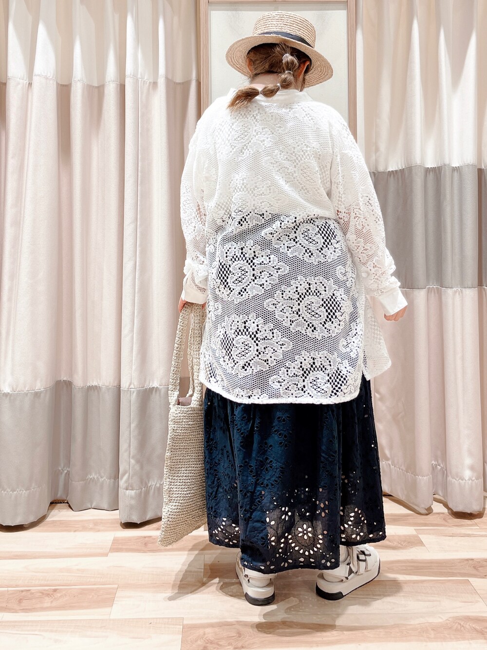 ホワイト系のTシャツ/カットソー、ブラック系のスカート、ホワイト系のシャツ/ブラウスを着用したレディースの夏コーディネートの2枚目の写真