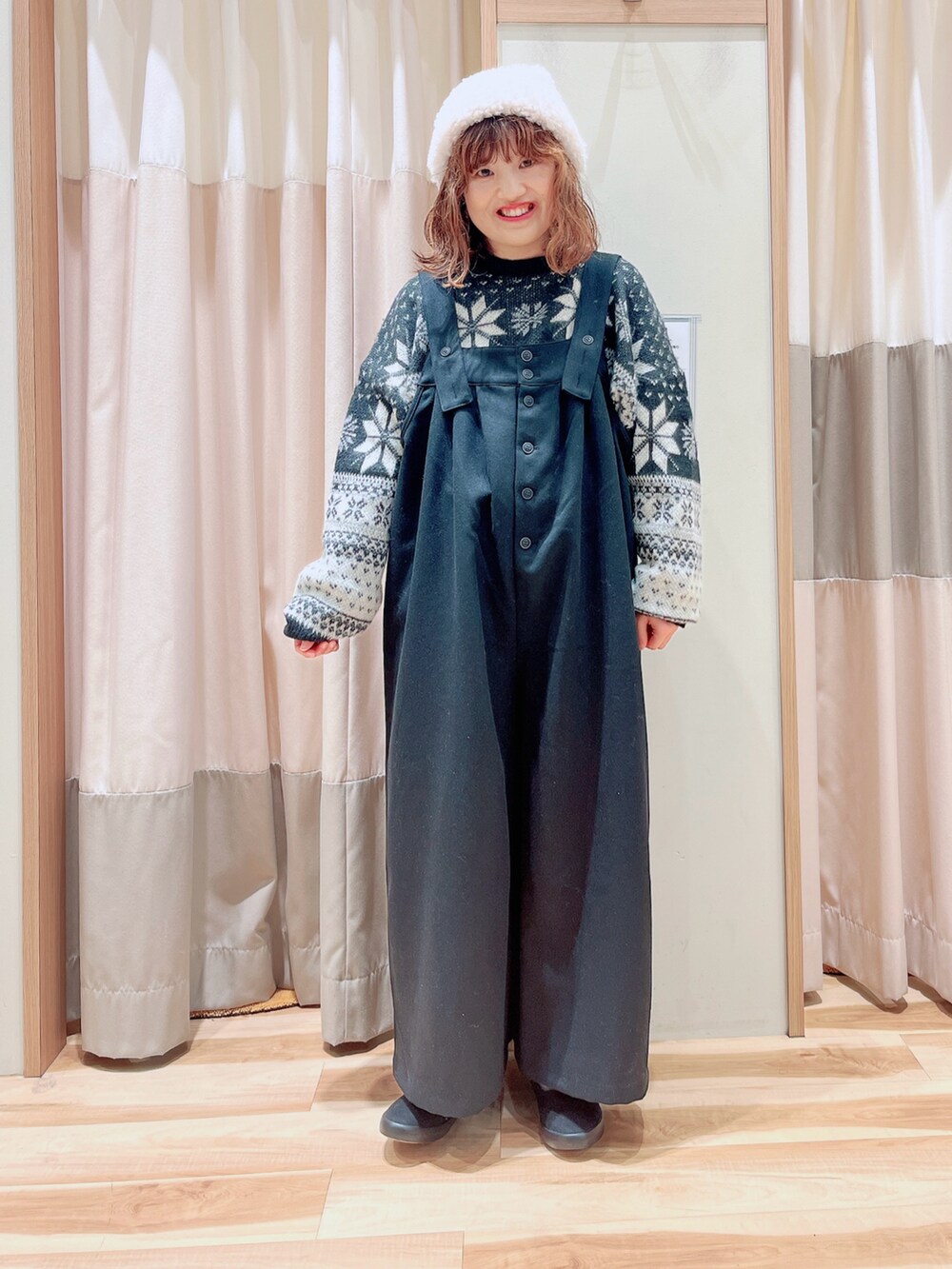 ブラック系のカーディガン/ボレロ、ブラック系のサロペット/オーバーオール、イエロー系のハンドバッグを着用したレディースの冬コーディネートの3枚目の写真