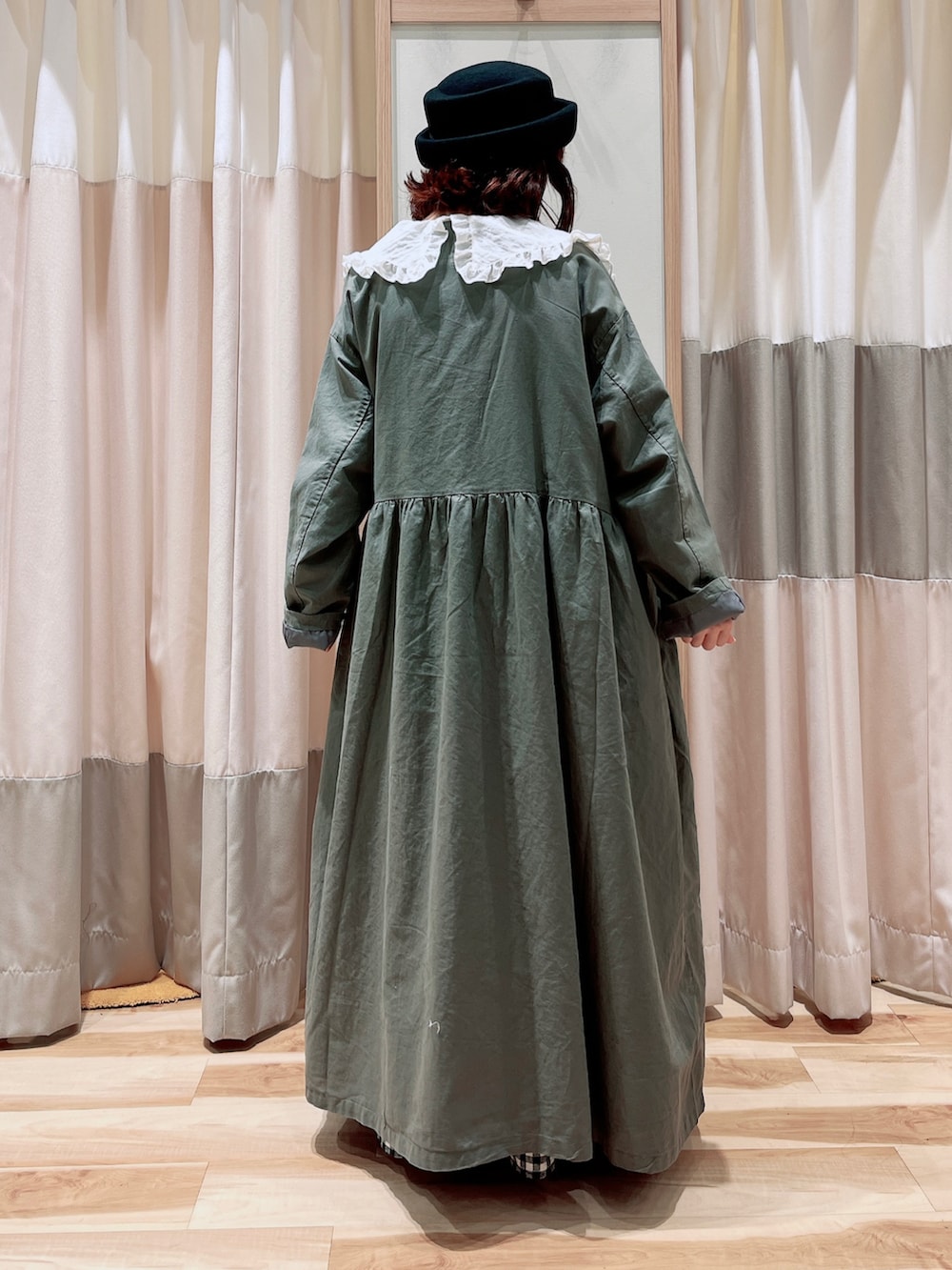 ホワイト系のシャツ/ブラウス、グリーン系のその他アウター、ブラック系のスカートを着用したレディースの秋コーディネートの2枚目の写真