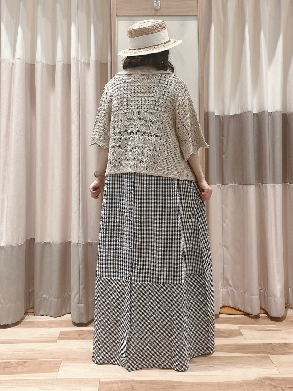 ホワイト系のTシャツ/カットソー、ホワイト系のカーディガン/ボレロ、ブラック系のワンピースを着用したレディースの夏コーディネートの2枚目の写真