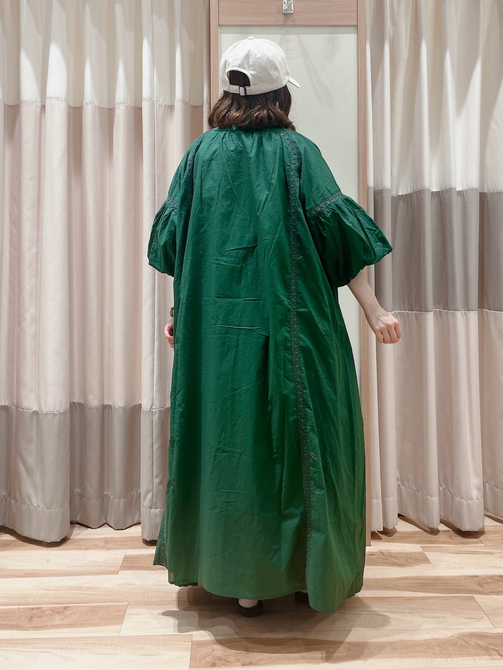 グリーン系のワンピース、グリーン系のTシャツ/カットソー、ブラック系のスカートを着用したレディースの夏コーディネートの2枚目の写真