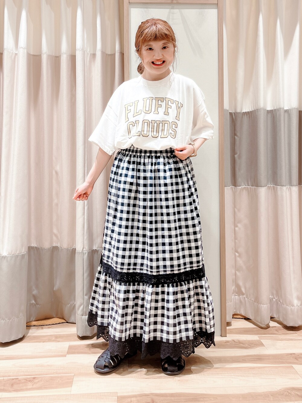 ホワイト系のTシャツ/カットソー、イエロー系のシャツ/ブラウス、ブラック系のスカートを着用したレディースの夏コーディネートの3枚目の写真