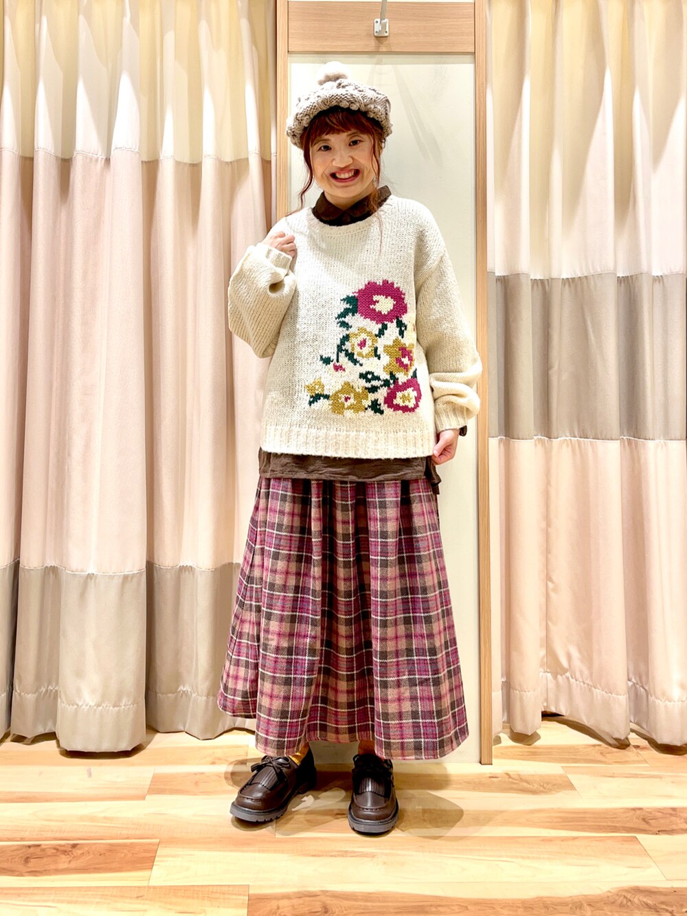 ホワイト系のカーディガン/ボレロ、ブラウン系のチュニック、グリーン系のノーカラーコートを着用したレディースの秋コーディネートの3枚目の写真