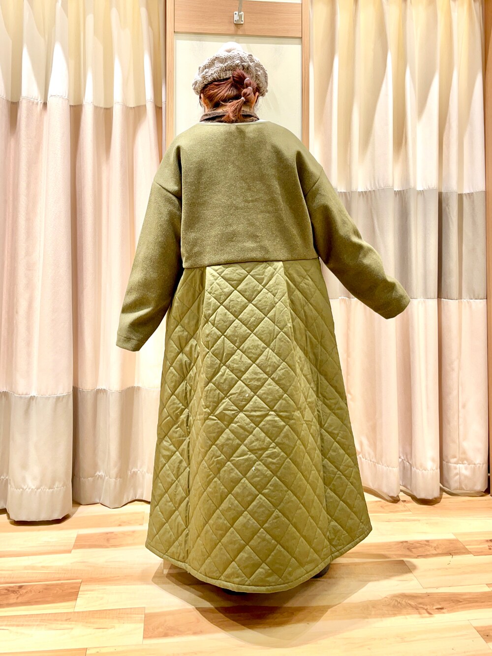 ホワイト系のカーディガン/ボレロ、ブラウン系のチュニック、グリーン系のノーカラーコートを着用したレディースの秋コーディネートの2枚目の写真