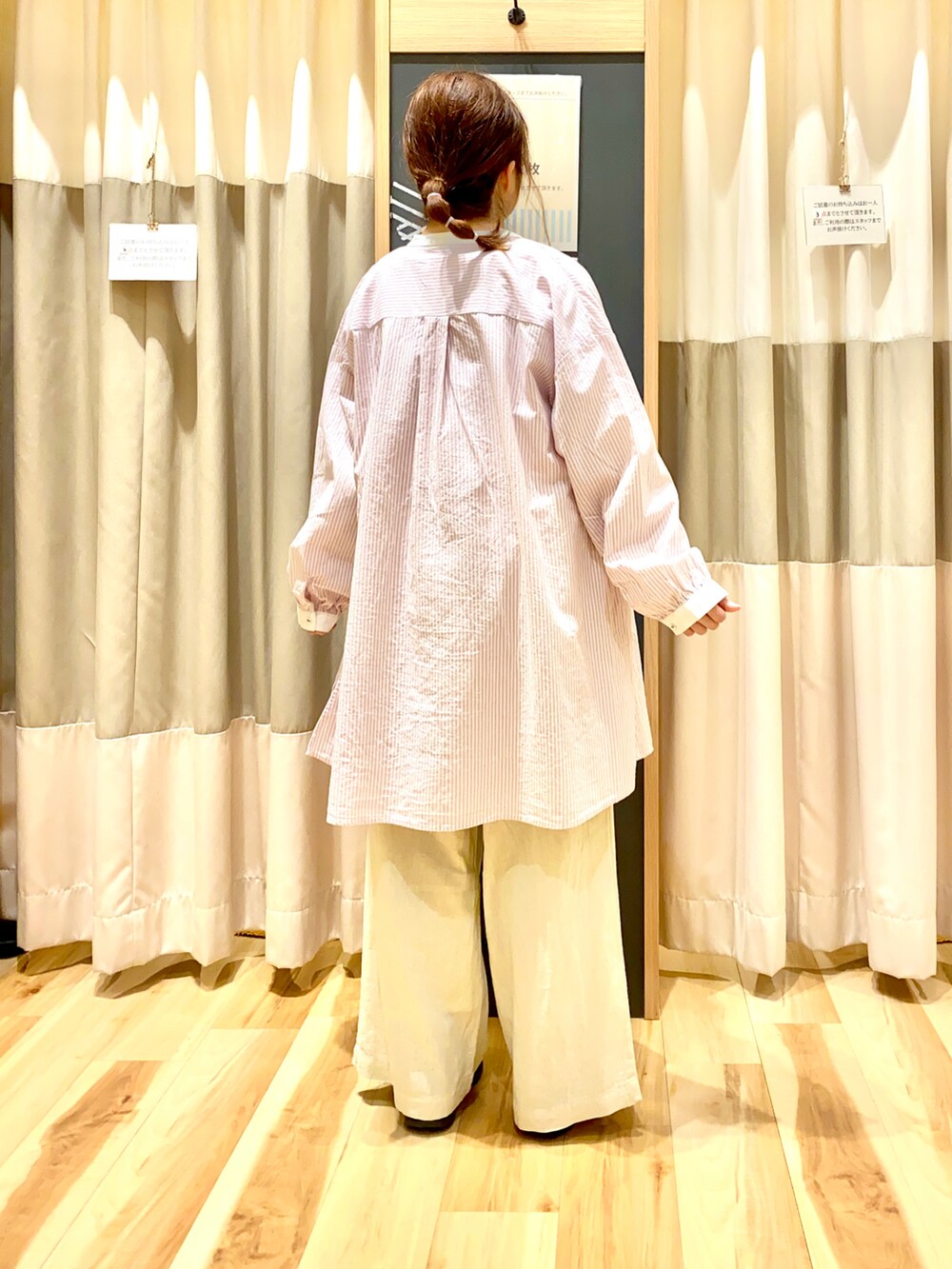 ピンク系のシャツ/ブラウス、ホワイト系のTシャツ/カットソー、ホワイト系のその他パンツを着用したレディースの春コーディネートの2枚目の写真