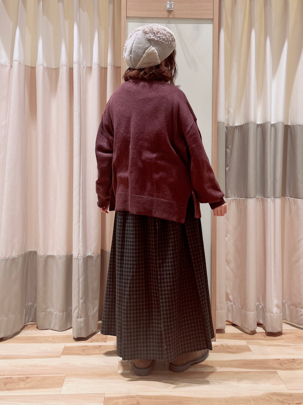 ブラウン系のカーディガン/ボレロ、ホワイト系のTシャツ/カットソー、グレー系のスカートを着用したレディースの秋コーディネートの2枚目の写真