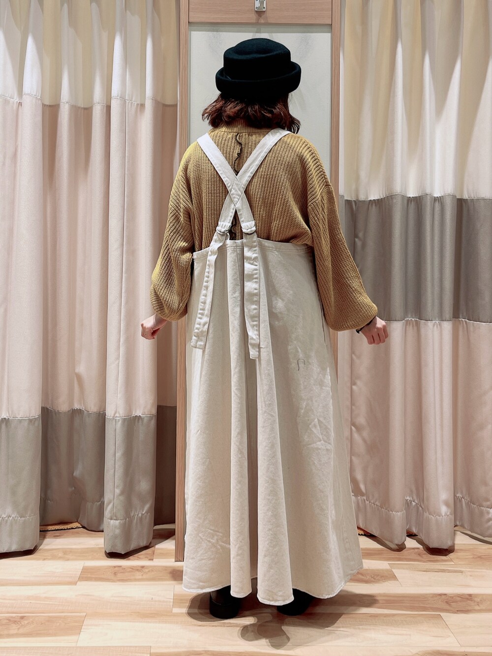 ブラック系のワンピース、ホワイト系のワンピース、イエロー系のニット/セーターを着用したレディースの秋コーディネートの4枚目の写真