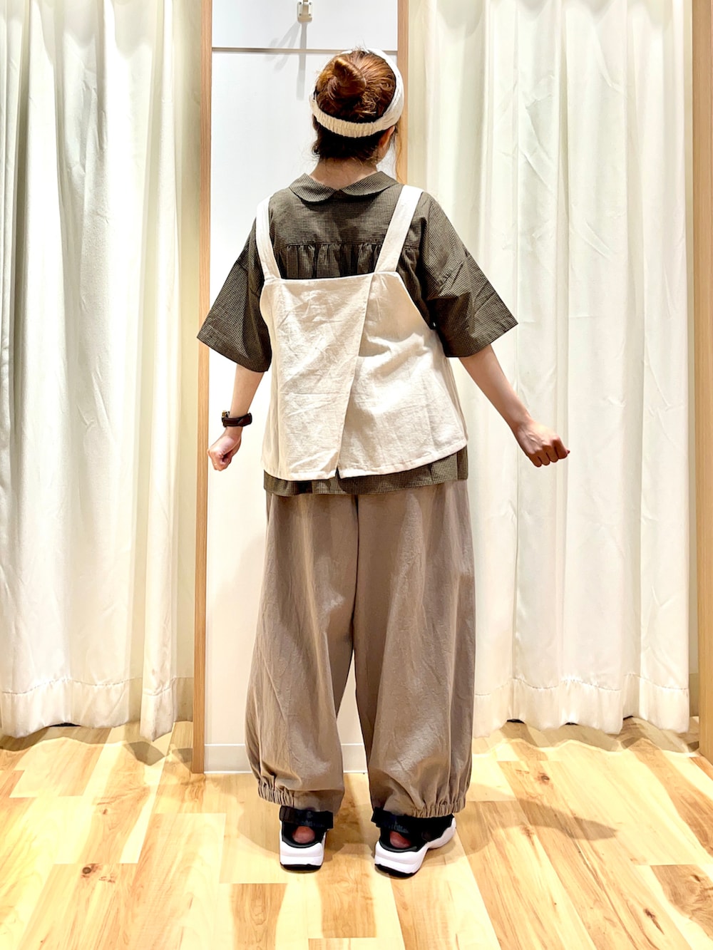 ベージュ系のベスト、ブラウン系のシャツ/ブラウス、ブラウン系のその他パンツを着用したレディースの夏コーディネートの2枚目の写真