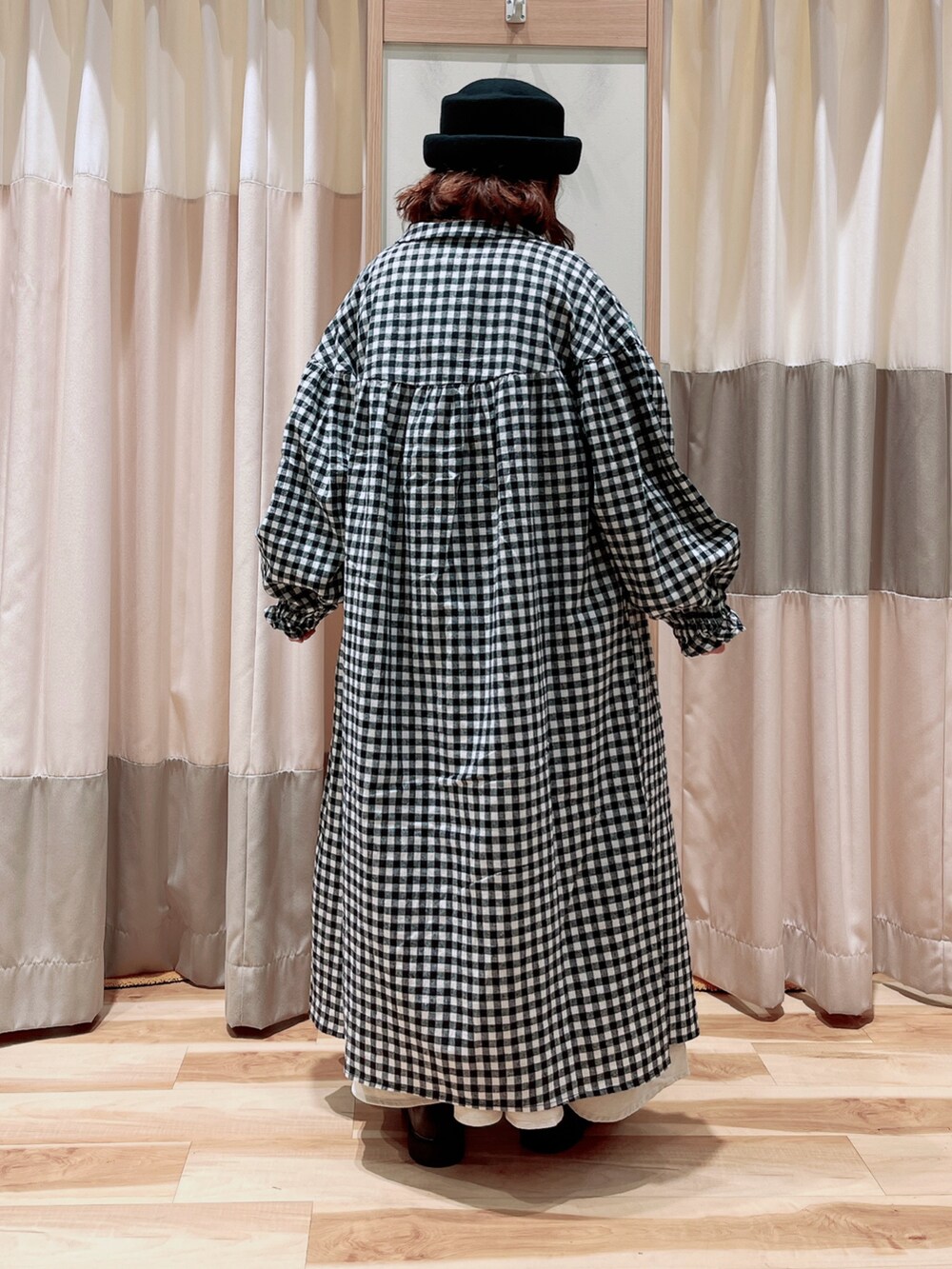 ブラック系のワンピース、ホワイト系のワンピース、イエロー系のニット/セーターを着用したレディースの秋コーディネートの2枚目の写真