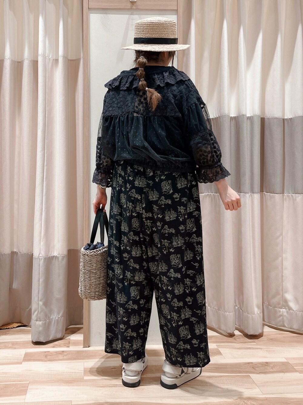 ブラック系のTシャツ/カットソー、ブラック系のシャツ/ブラウス、ブラック系のその他パンツを着用したレディースの春コーディネートの2枚目の写真