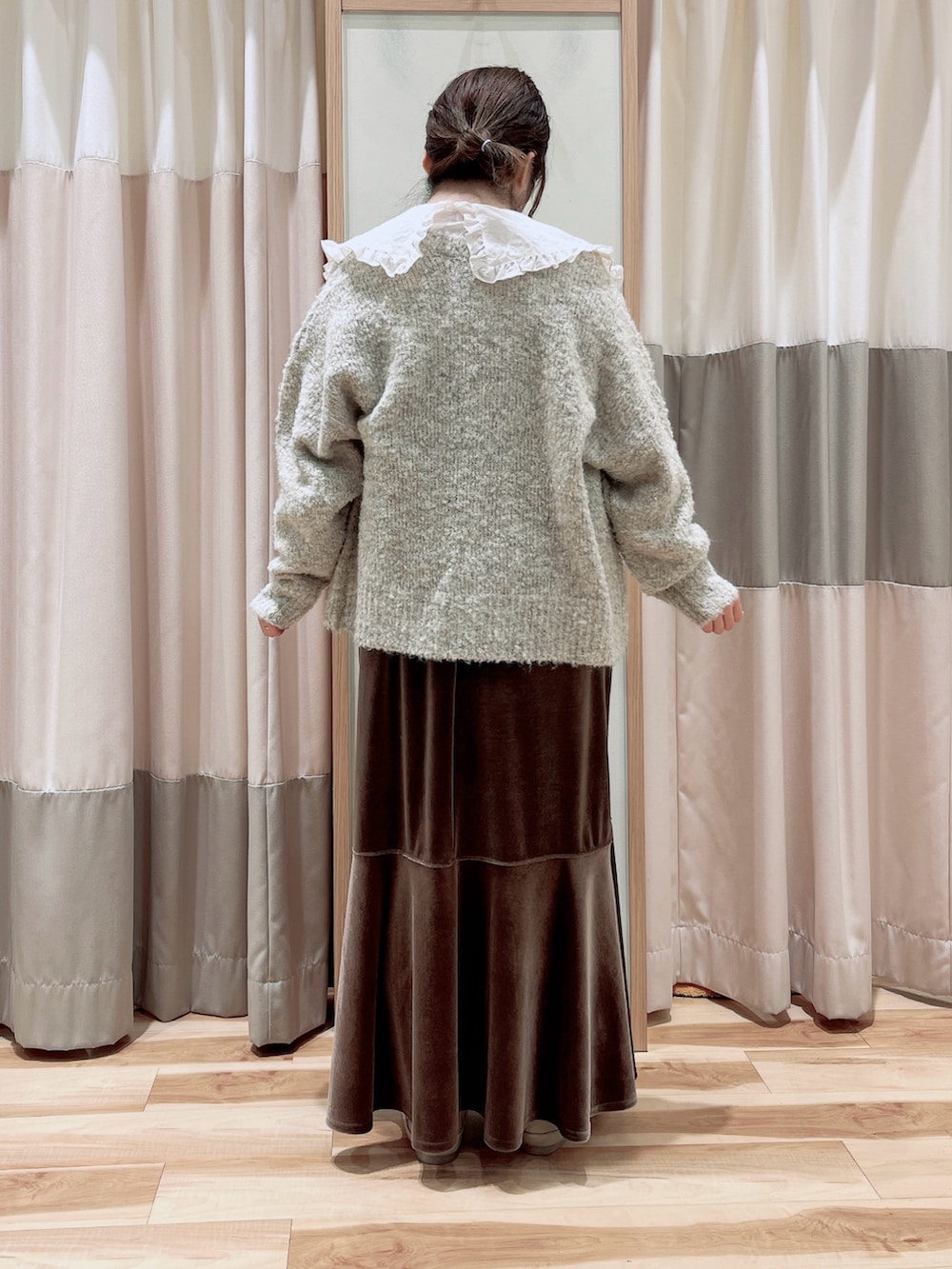 ベージュ系のカーディガン/ボレロ、ホワイト系のシャツ/ブラウス、ブラウン系のワンピースを着用したレディースの冬コーディネートの2枚目の写真