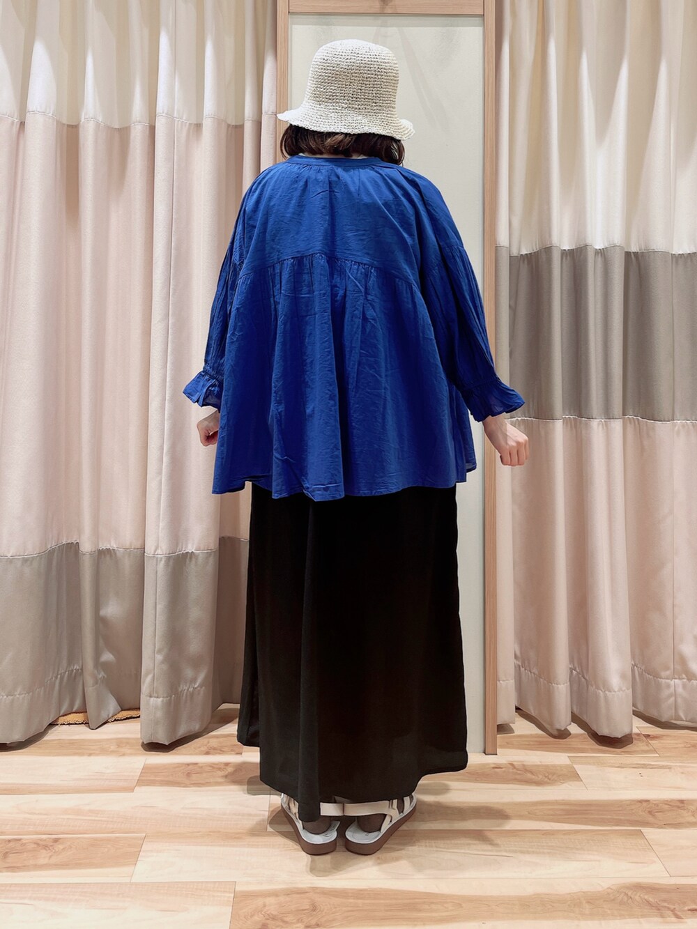 ブルー系のシャツ/ブラウス、ホワイト系のワンピース、ホワイト系のドレスシューズを着用したレディースの夏コーディネートの2枚目の写真