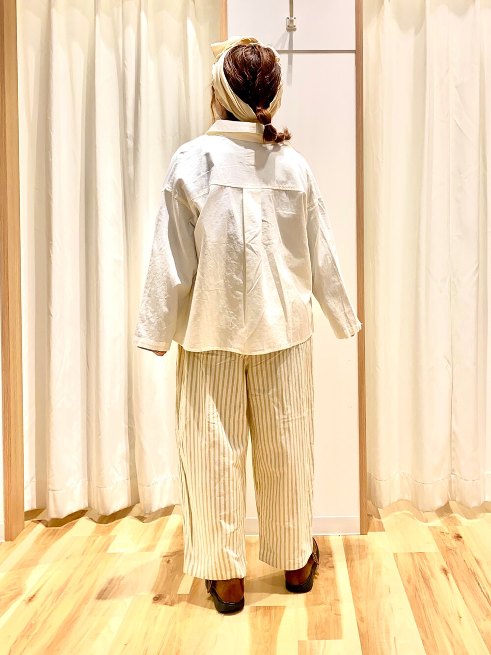 ブルー系のシャツ/ブラウス、ホワイト系のその他アウター、イエロー系のその他パンツを着用したレディースの春コーディネートの2枚目の写真