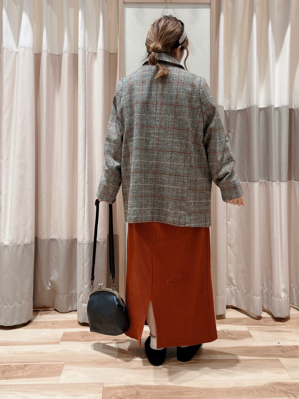 ホワイト系のシャツ/ブラウス、ホワイト系のノーカラージャケット、オレンジ系のスカートを着用したレディースの秋コーディネートの2枚目の写真