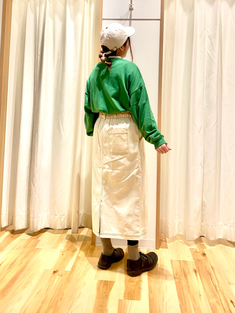 グリーン系のTシャツ/カットソー、ホワイト系のTシャツ/カットソー、ホワイト系のスカートを着用したレディースの春コーディネートの2枚目の写真