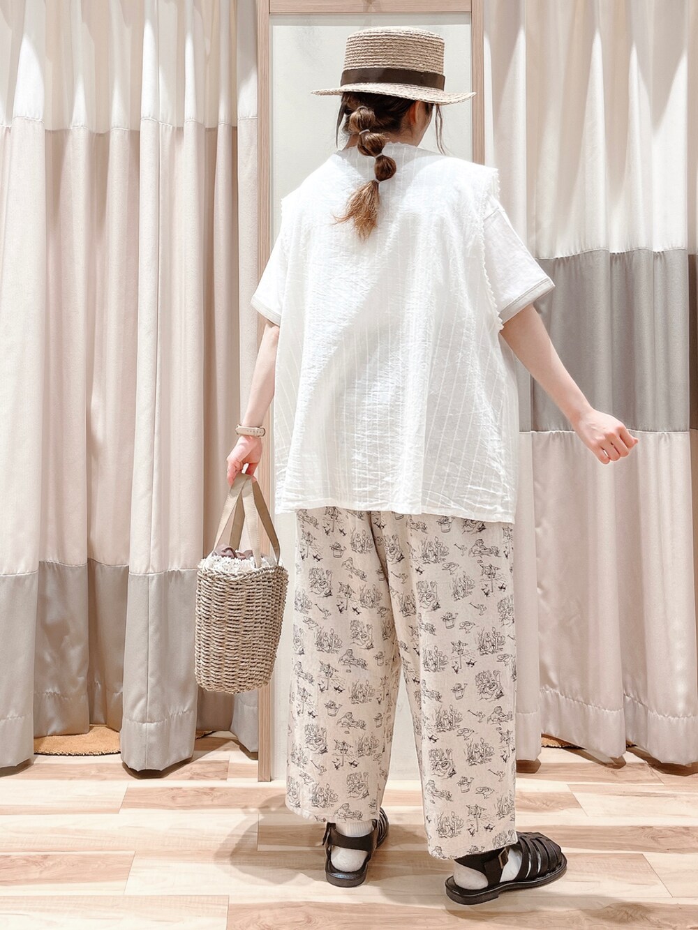 ホワイト系のシャツ/ブラウス、ホワイト系のTシャツ/カットソー、ホワイト系のその他パンツを着用したレディースの夏コーディネートの2枚目の写真