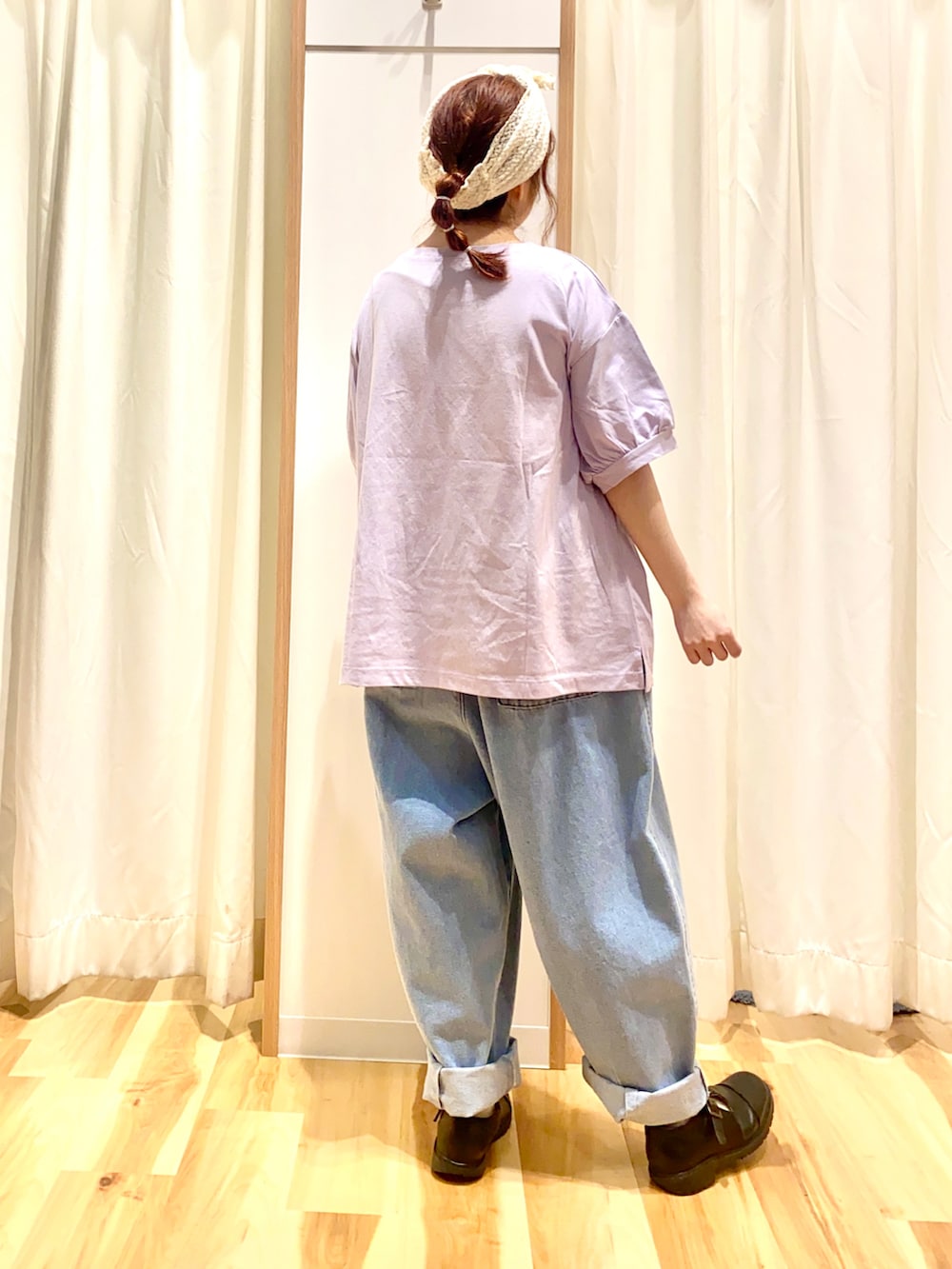 ベージュ系のワンピース、パープル系のTシャツ/カットソー、ブルー系のデニムパンツを着用したレディースの春コーディネートの4枚目の写真