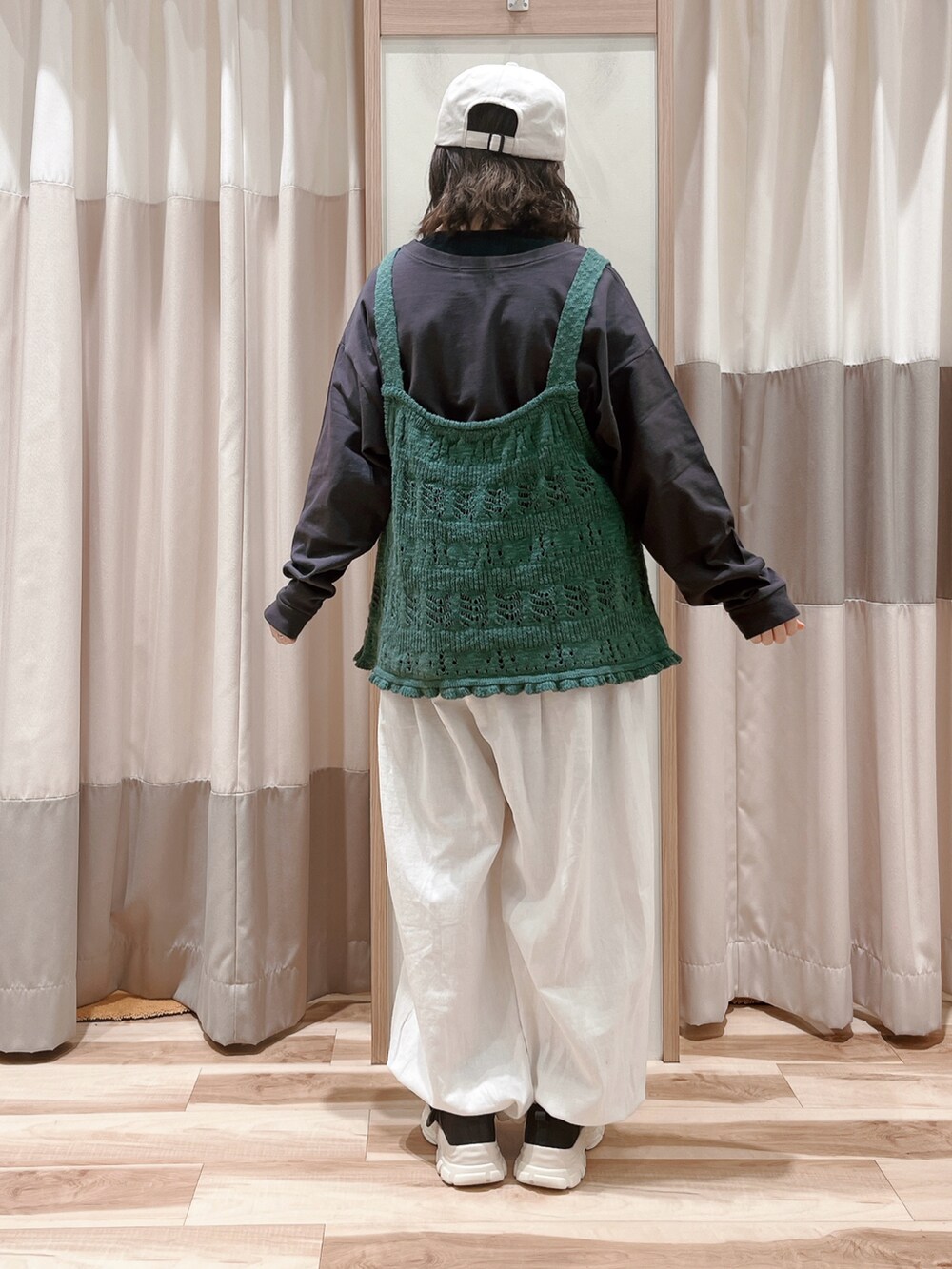 グリーン系のベスト、グレー系のTシャツ/カットソー、ホワイト系のその他パンツを着用したレディースの春コーディネートの2枚目の写真