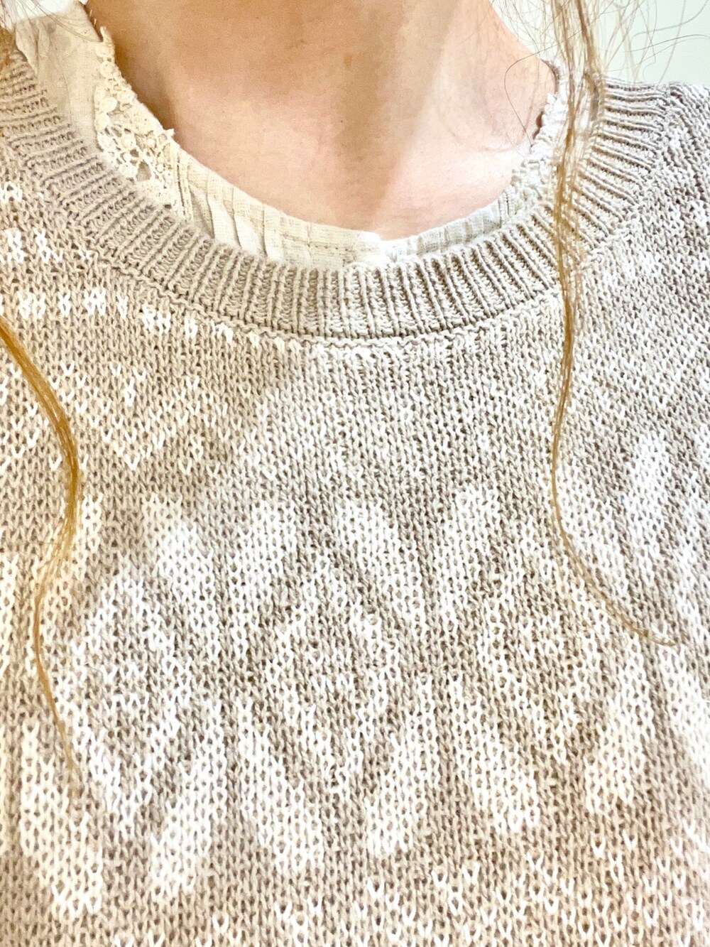 ベージュ系のカーディガン/ボレロ、ブラック系のワンピース、ブラウン系のその他シューズを着用したレディースの秋コーディネートの3枚目の写真