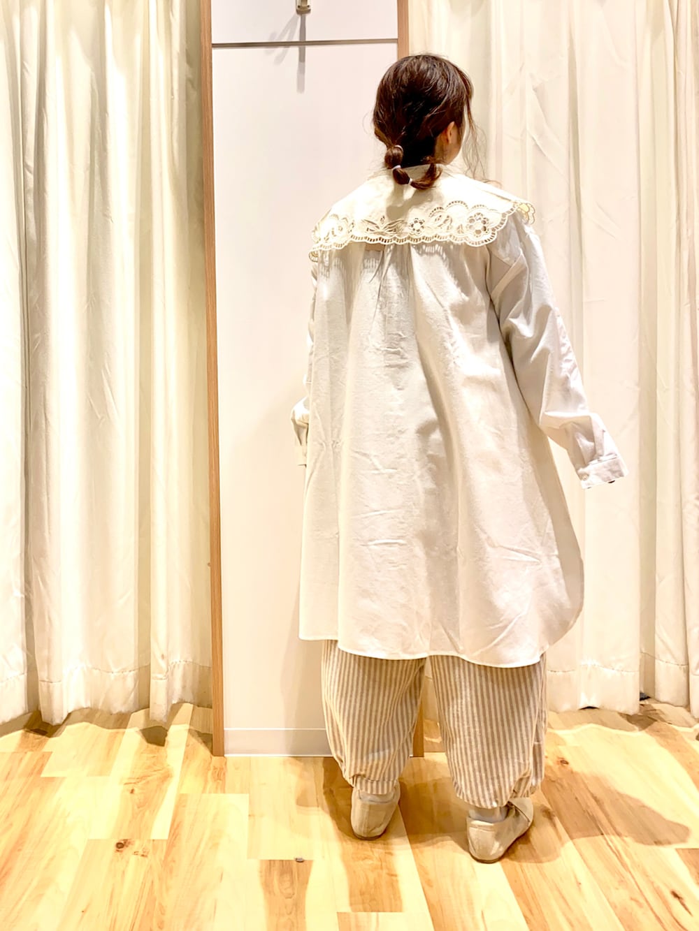 ホワイト系のシャツ/ブラウス、ベージュ系のその他パンツ、ホワイト系のバレエシューズを着用したレディースの冬コーディネートの2枚目の写真